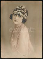 cca 1920 Fiatal hölgy fejdísszel, kézzel színezett fotó, 21,5×15,5 cm