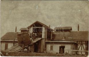 1907 Muraszombat, Murska Sobota; MÁV vasúti fűtőház, víztartály beemelése / heating house of the railway station, lifting a water tank. photo (EK)