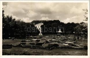 1941 Sepsiszentgyörgy, Sfantu Gheorghe; park, irredenta virágágyás Nagymagyarországgal és megyékkel. Paszjár Sándor fényképész mester / park with irredenta flower bed