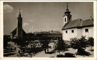 1943 Rimaszombat, Rimavská Sobota; Horthy Miklós tér, templomok, autók / square, churches, automobiles