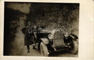 Autó hölggyel a kormány mögött / Vintage automobile with lady driver. photo (fa)