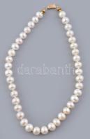 Arany (Au/14k) kapcsos tenyésztett gyöngy nyaklánc. gyönyörű nagyméretű, kerek gyöngyökkel. Jelzett. Igazi kuriózum! gyöngyök mérete: cca. d: 10-11 mm / Gold and cultured pearl necklace with large round pearls. Marked, beautiful piece