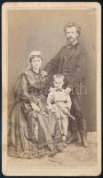 cca 1870 Családi portré, kisfiú puskával, keményhátú fotó, 10,5×6,5 cm