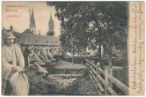 1909 Szászváros, Broos, Orastie; vándor cigány, fahíd és zsinagóga. H. Graef kiadása / gypsy, wooden bridge, synagogue + "GYULA-FEHÉRVÁR-BUDAPEST 5. SZ." vasúti mozgóposta