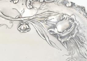 Ezüst (Ag) szecessziós asztalközép, plasztikus virágdíszítményekkel, jelzett: osztrák Diannás jellel...