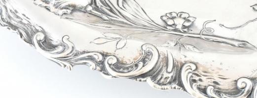 Ezüst (Ag) szecessziós asztalközép, plasztikus virágdíszítményekkel, jelzett: osztrák Diannás jellel...