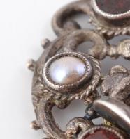 Ezüst (Ag) antik násfa, ötvös ékszer. Függő, alabárdos motívummal, gránátokkal, türkizekkel és barok...