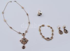 Ezüst (Ag) antik ötvös ékszergarnitúra. Gránátokkal és barokk gyöngyökkel ékített, jelzés nélkül, bruttó: 51 g. (nyaklánc h: 46 cm, karkötő h: 18 cm, gyűrű m: 53, fülbevaló h: 4 cm) Korának megfelelő állapotban. / Antique silver jewellery set. With garnet stones, baroque pearls, without mark