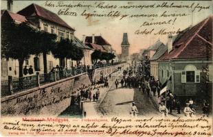 1907 Medgyes, Mediasch, Medias; Forkeschgasse / Farkas utca és a kaputorony, felvonulás. Fritz Guggenberger kiadása / street view, gate tower, parade (EK)