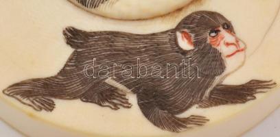 Japán dobozka. Kézzel faragott csont. Majom (makákó) motívumokkal. Korának megfelelő állapotban. Jel...