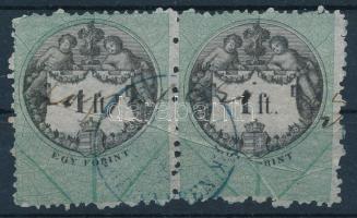 1870 Okmánybélyeg 1Ft pár átlósan végigfutó papírránccal, amely a jobboldali bélyegen 5 betűt kitakar