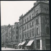 1938 Budapest II. ker. Döbrentei téren levő, 1939-ben lebontott Közmunkák Tanácsa és két szomszédos házról készített fotó, Reich Péter Cornel eredeti felvétele, hátoldalon feliratozva, szép állapotban, 17,5×17 cm
