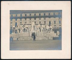 1928 Budapest, a Kossuth-szoborcsoport nem sokkal felállítása után a Kossuth téren, kartonra ragasztott fotó, szép állapotban, 9,5×13,5 cm