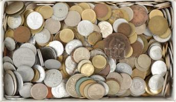 Vegyes, magyar és külföldi érmetétel mintegy ~1kg súlyban T:vegyes Mixed, Hungarian and foreign coin lot (~1kg) C:mixed