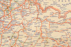 1936 1936-os naptár, rajta Csehszlovákia térképével, cseh nyelven, hajtott, két kis lyukkal, kis sza...