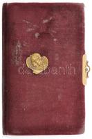 1911-1912 Schreyer Ibolya emlékfüzete, benne számos bejegyzéssel, rajzokkal, rézveretes bársony-kötésű emlékfüzetben, kijáró lapokkal, kopott borítóval, kissé sérült rézkapoccsal.