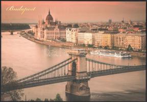 Budapest, látkép a Lánchíddal és a Parlamenttel, karton tábla, hátoldalán négy nyelvű ismertető szöveggel, 39x27 cm