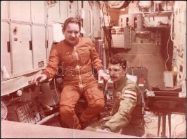 1980 Szovjet-Magyar közös űrrepülés Farkas Bertalan (1949-), és Valerij Kubaszov (1935-2014), űrhajósok nagy méretű fotó törésnyommal a szélén 30x40 cm