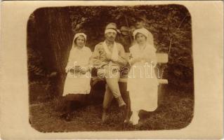 1915 Kolozsvár, Cluj; sérült osztrák-magyar katona Vöröskeresztes nővérekkel / WWI Austro-Hungarian K.u.K. military, injured soldier with Red Cross nurses. photo (EK)