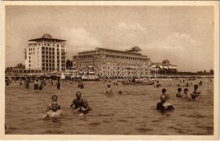 Venezia, Venice; Lido di Venezia, Spiaggia / beach, bathers