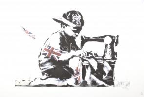 Banksy: Migrant. Ofszet litográfia, papír, jelzett a nyomaton, POW Printmaking szárazpecséttel Grafiart - Aviomar UK. tanúsítvánnyal Számozott: 85/150. Lapméret:70x50 cm, / Numbered, marked