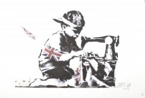 Banksy: Migrant. Ofszet litográfia, papír, jelzett a nyomaton, "POW Printmaking" szárazpecséttel Grafiart - Aviomar UK. tanúsítvánnyal Számozott: 85/150. Lapméret:70x50 cm, / Numbered, marked