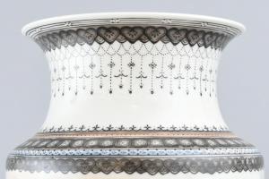 Qianlong Nian Chi, kínai Famille Rose díszváza, jelzett, kézzel festett, minimális kopásnyomokkal, h...