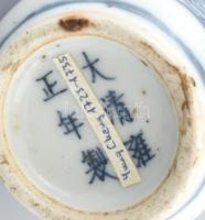 Kínai tubákos szelence, porcelán, máz alatti kék festéssel, jelzett (Yung Cheng 1723-1735). Kupak né...