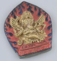 Tibeti istenséget ábrázoló kegytárgy, festett cserép, hátoldalán felirattal, 6,5x5,5 cm