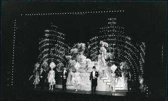 1989 '89 Tavaszi Fesztivál - Éneke az esőben, Operett Színház előadásának fotói, 6 db, felirato...