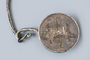 Mongol kés, ezüst (Ag) végű markolattal, ezüstveretes bőr hüvellyel, h: 21 cm, rajta ezüst lánc, fen...