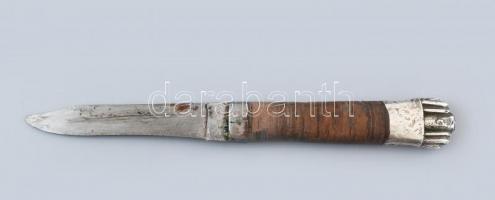 Mongol kés, ezüst (Ag) végű markolattal, ezüstveretes bőr hüvellyel, h: 21 cm, rajta ezüst lánc, fen...