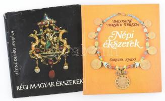 Baloghné Horváth Terézia: Népi ékszerek. Schöbel Magda rajzaival illusztrált. Bp., 1983, Corvina. Fekete-fehér és színes képekkel illusztrált. Kiadói kartonált papírkötés, jó állapotban. + Héjjné Détári Angéla: Régi magyar ékszerek. Bp., 1965, Corvina. Kiadói egészvászon kötés, kiadói szakadt papír védőborítóval.
