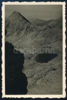 1946 Hátszeg (Hateg / Hatzeg), havasok, hátoldalán feliratozott fotó, 8,5x5,5 cm