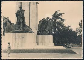1935 Budapest, Kossuth tér, Tisza István-szobor, fotó, sarkán törésnyom, 12,5×17,5 cm