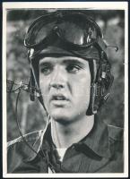 Elvis Presley (1935-1977) katonaként, pilótaöltözetben, fotó, kis szakadással, 18x13 cm / Elvis Presley as a soldier, in pilot outfit, photo, with small tear