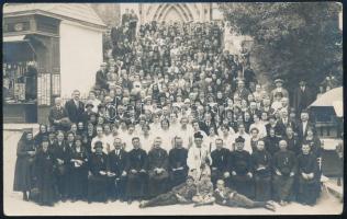1925 Mariazell, Emlék Máriacellből, csoportkép a templom előtt, fotólap, Foto-Anstalt J. Kuss, 14x8,5 cm
