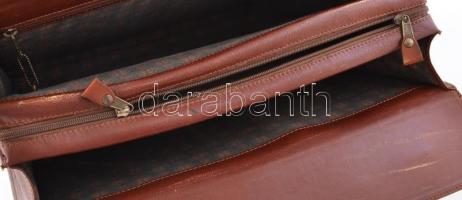 Bőr aktatáska, kopásnyomokkal, 34×43×15 cm