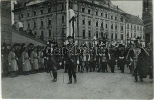 1917 Budapest, IV. Károly király koronázása, képviselőház és főrendiház felvonulása. Erdélyi udvari fényképész felvétele (EK)