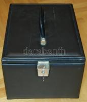 Nagyalakú éremtartó koffer, benne 8db Leuchtturm típusú éremtartó tálca, 3x35, 3x20, 1x24, 1x30 férőhellyel, kulccsal
