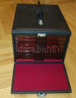 Nagyalakú éremtartó koffer, benne 8db Leuchtturm típusú éremtartó tálca, 3x35, 3x20, 1x24, 1x30 férő...