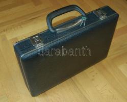 Nagyalakú éremtartó koffer, 4x40, 2x77 férőhelyes tálcával, kulccsal, jó állapotban