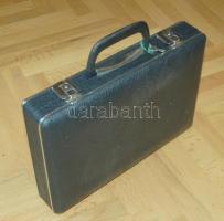 Nagyalakú éremtartó koffer, 4x24, 2x40 férőhelyes tálcával, kulccsal, jó állapotban