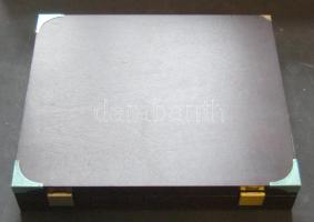 Éremtartó kazetta, 3db tálcával, összesen 36 férőhellyel, 53x53mm, jó állapotban