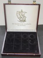 Éremtartó kazetta, 3db tálcával, összesen 36 férőhellyel, 53x53mm, jó állapotban