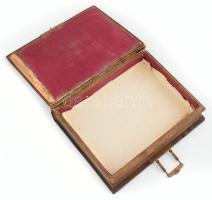 Régi díszes doboz, kopott, sérült, 29x22 cm