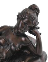 Crosa jelzéssel: Pihenő hölgy órával. Quartz óra, működik, bronzírozott műgyanta. m: 29,5cm