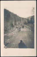 1916 Magyaros-völgy (Erdély), a cs. és kir. kassai 9. honvéd gyalogezred katonái málhás állatokkal egy dorongúton, hátoldalán feliratozott fotólap, 14x9 cm