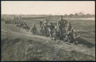 1920 Hajdúszoboszló, a M. Kir. Honvédség katonái felállványozott géppuskákkal gyakorlatoznak, hátoldalán feliratozott fotólap, 13,5x8,5 cm