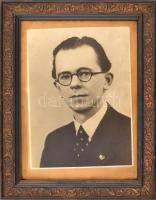 Nyáregyházi báró dr Nyáry Pál portréja, 1943. Fotó. Üvegezett fakeretben, hátoldalán feliratozott és datált. 23×17,5 cm.